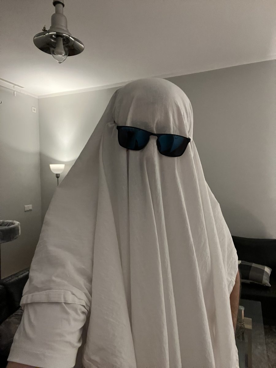 Das Gespenst im weißen Laken mit Sonnenbrille